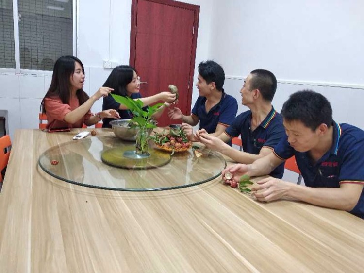 2018端午节纸箱国产AV麻豆美艳房东苏语棠厂家国产麻豆精品无码视频包装开展包粽子活动